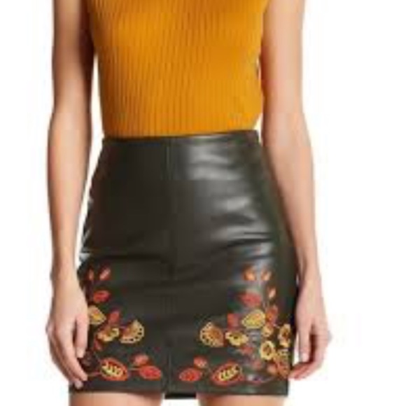 Romeo & Juliet Couture Dresses & Skirts - 🎉HOST PICK 🎉NWT ROMEO/JULIET EMBROIDERED SKIRT